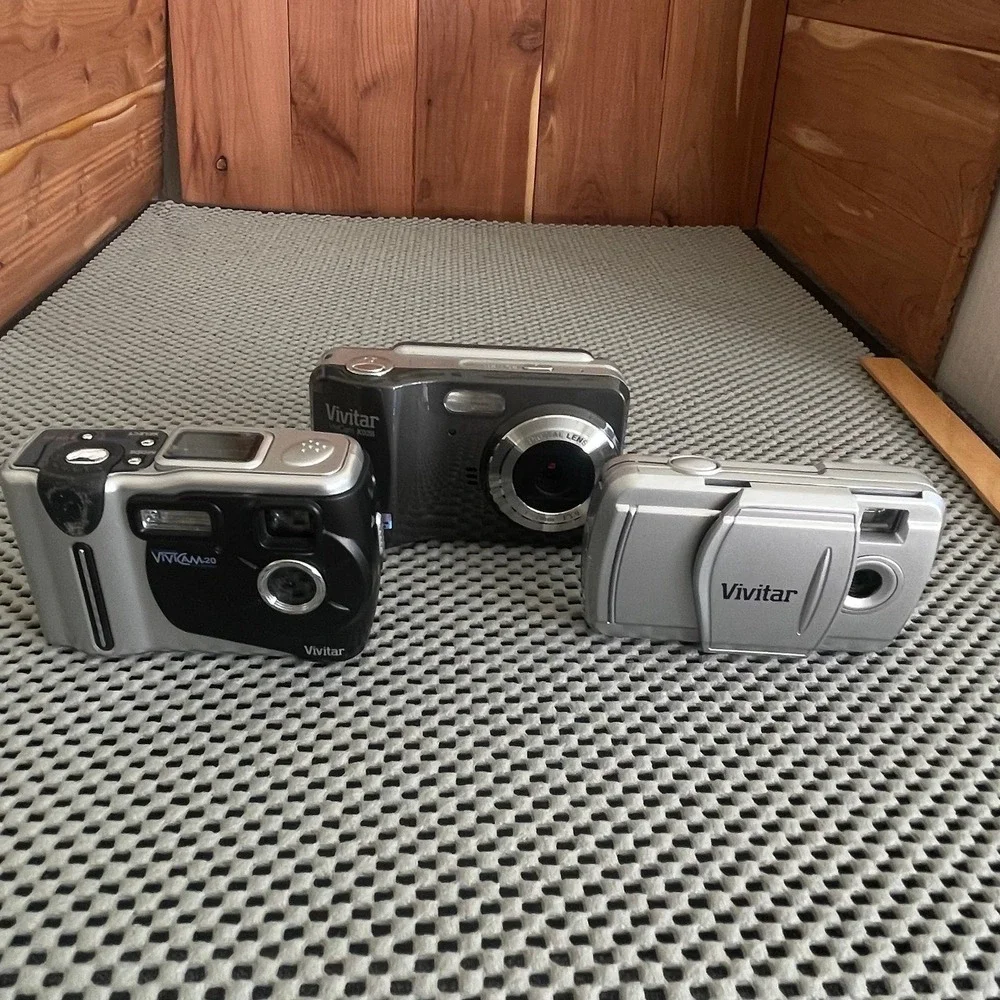 Lot of 3 Digital Cameras Vivitar Vivicam , 3 in 1 LCD, Vivitar T028